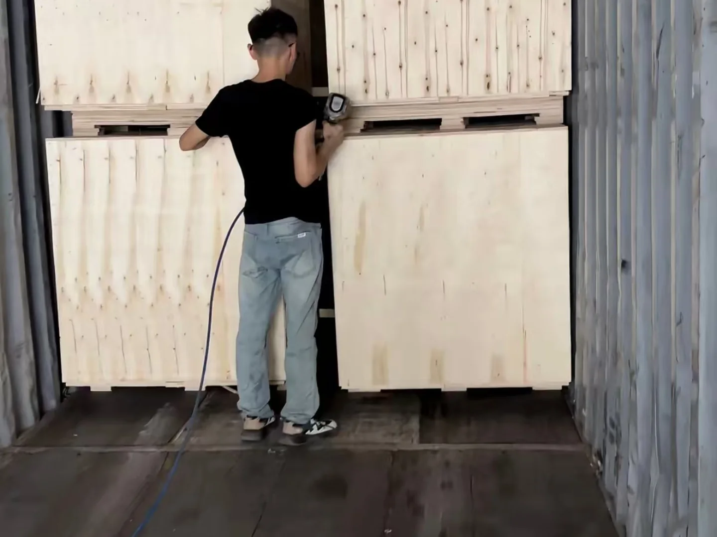 Export packing and delivery coordination for electrical equipment